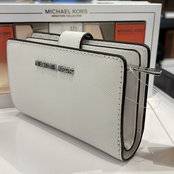 Michael Kors Medium Saffiano Leather Bifold Wallet
Optic White
NWT - Picture 15 of 16